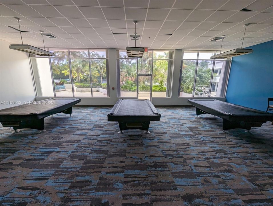 For Rent: $2,300 (1 beds, 1 baths, 991 Square Feet)
