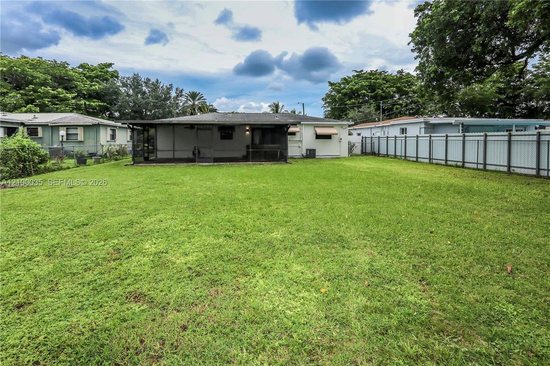 For Sale: $600,000 (2 beds, 1 baths, 1112 Square Feet)