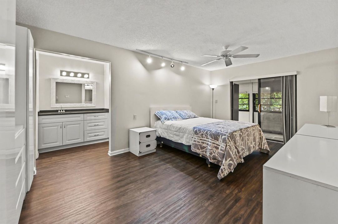 21 Bedroom 01