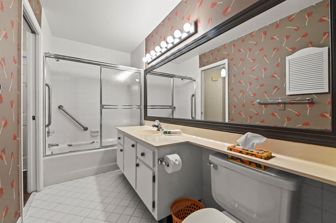 19 Bathroom 01