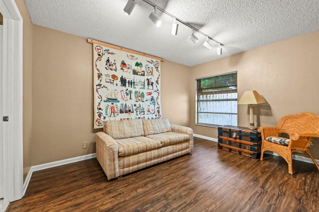 17 Bedroom 01