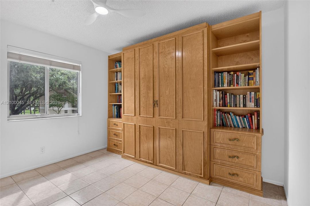 На продажу: $189,995 (2 спален, 1 ванн, 880 Квадратных фут)