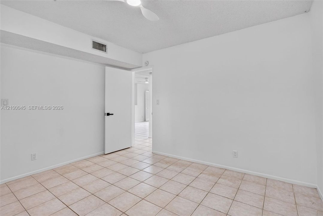 На продажу: $189,995 (2 спален, 1 ванн, 880 Квадратных фут)
