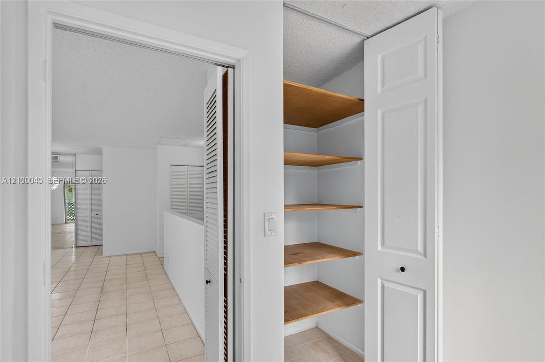 На продажу: $189,995 (2 спален, 1 ванн, 880 Квадратных фут)