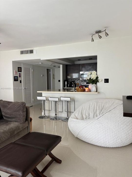В аренду: $2,800 (0 спален, 1 ванн, 550 Квадратных фут)