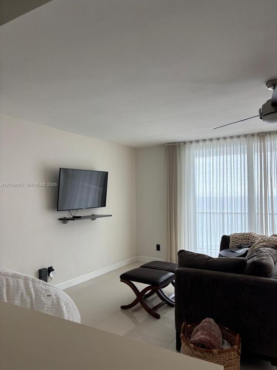 В аренду: $2,800 (0 спален, 1 ванн, 550 Квадратных фут)