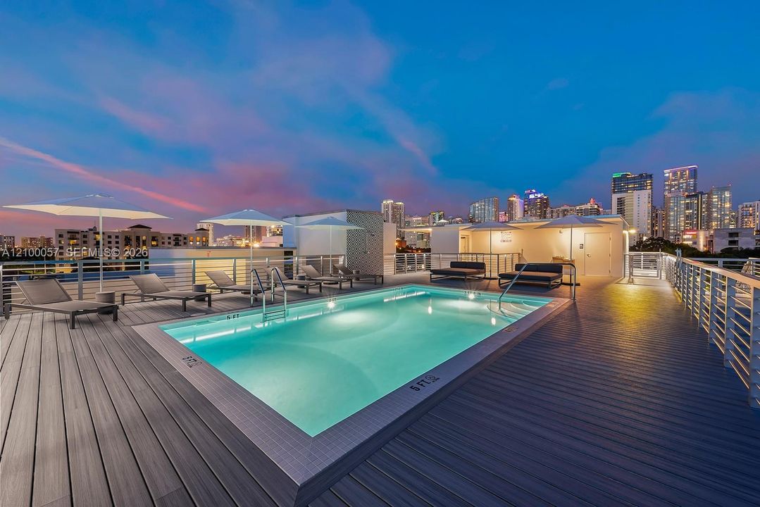 En Venta: $1,399,000 (4 camas, 4 baños, 2024 Pies cuadrados)