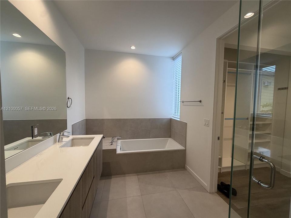 En Venta: $1,399,000 (4 camas, 4 baños, 2024 Pies cuadrados)