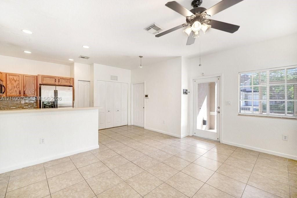 En Venta: $415,000 (4 camas, 2 baños, 1850 Pies cuadrados)