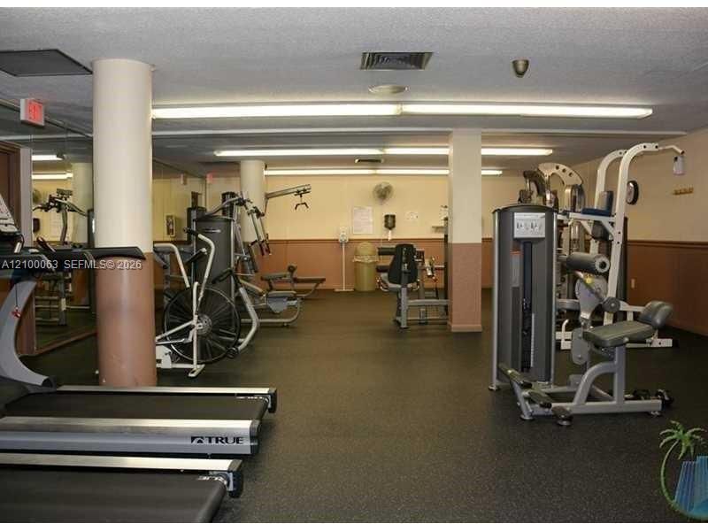 For Rent: $2,450 (1 beds, 1 baths, 870 Square Feet)