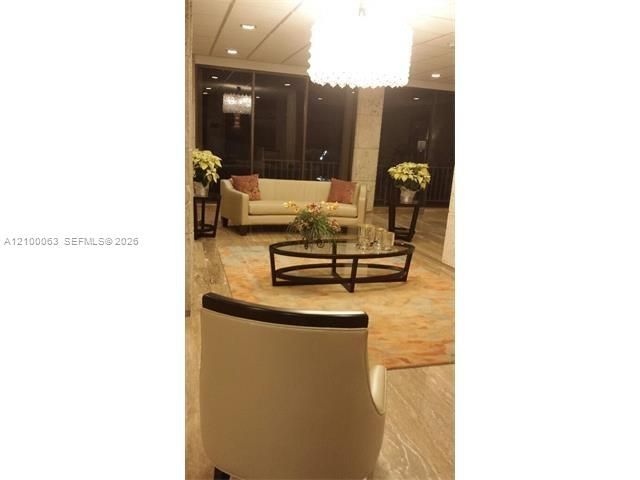 For Rent: $2,450 (1 beds, 1 baths, 870 Square Feet)