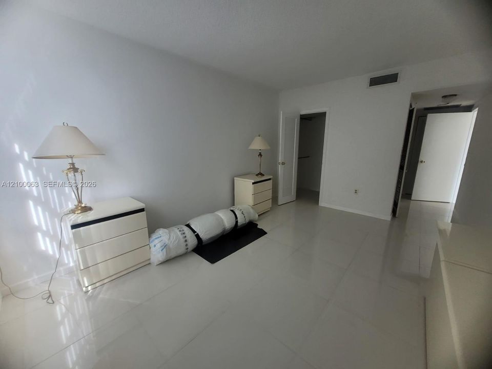 For Rent: $2,450 (1 beds, 1 baths, 870 Square Feet)