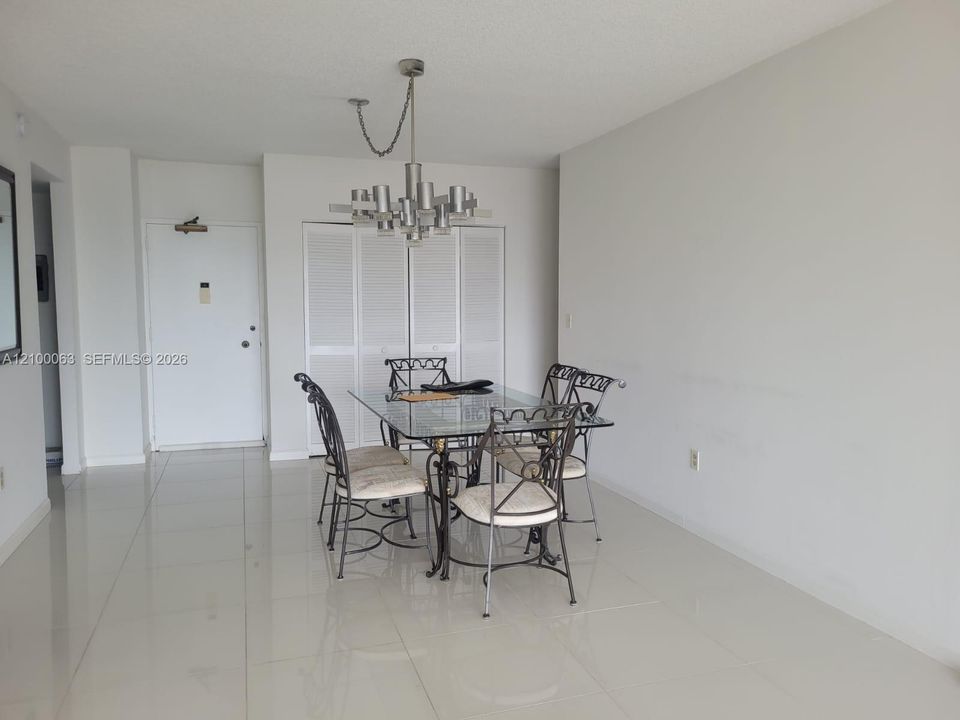 For Rent: $2,450 (1 beds, 1 baths, 870 Square Feet)