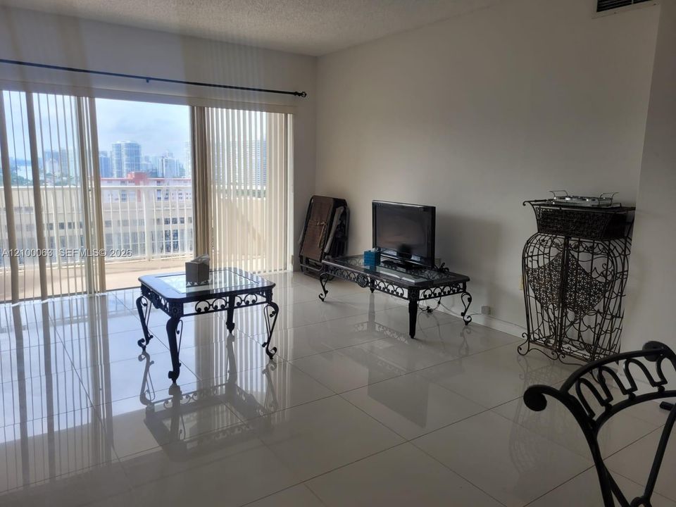 For Rent: $2,450 (1 beds, 1 baths, 870 Square Feet)