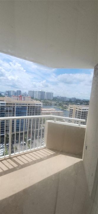 For Rent: $2,450 (1 beds, 1 baths, 870 Square Feet)