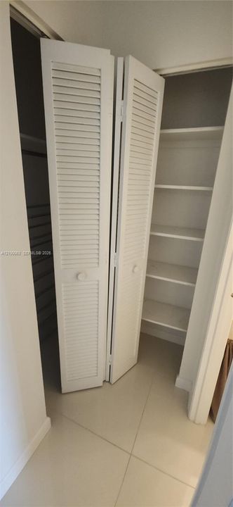 For Rent: $2,450 (1 beds, 1 baths, 870 Square Feet)