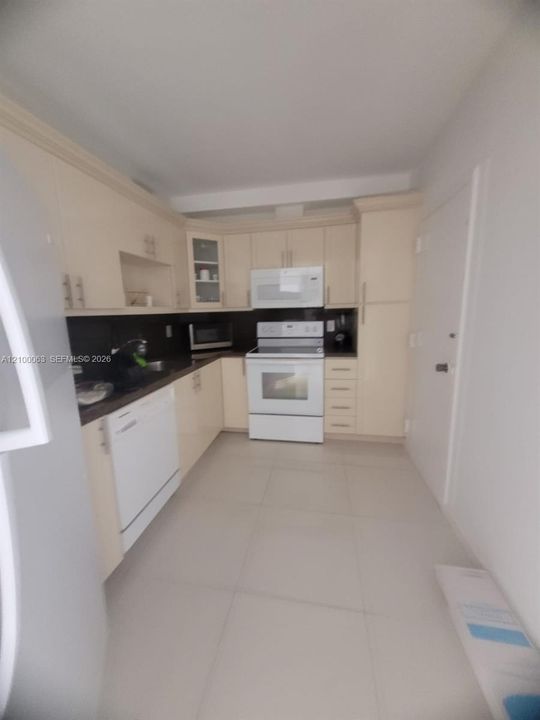 For Rent: $2,450 (1 beds, 1 baths, 870 Square Feet)