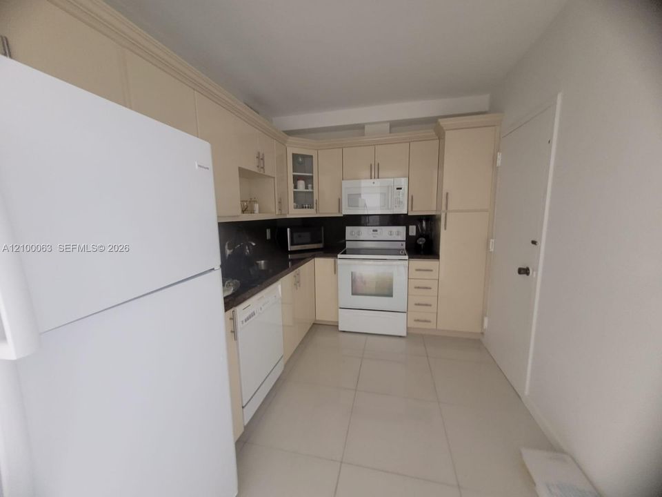 For Rent: $2,450 (1 beds, 1 baths, 870 Square Feet)