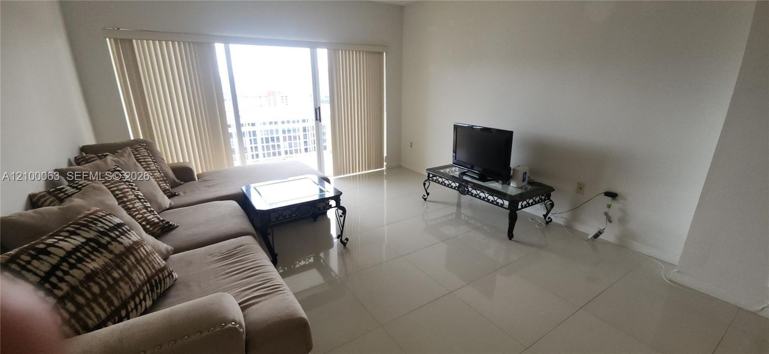 For Rent: $2,450 (1 beds, 1 baths, 870 Square Feet)