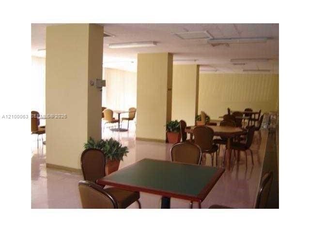 For Rent: $2,450 (1 beds, 1 baths, 870 Square Feet)