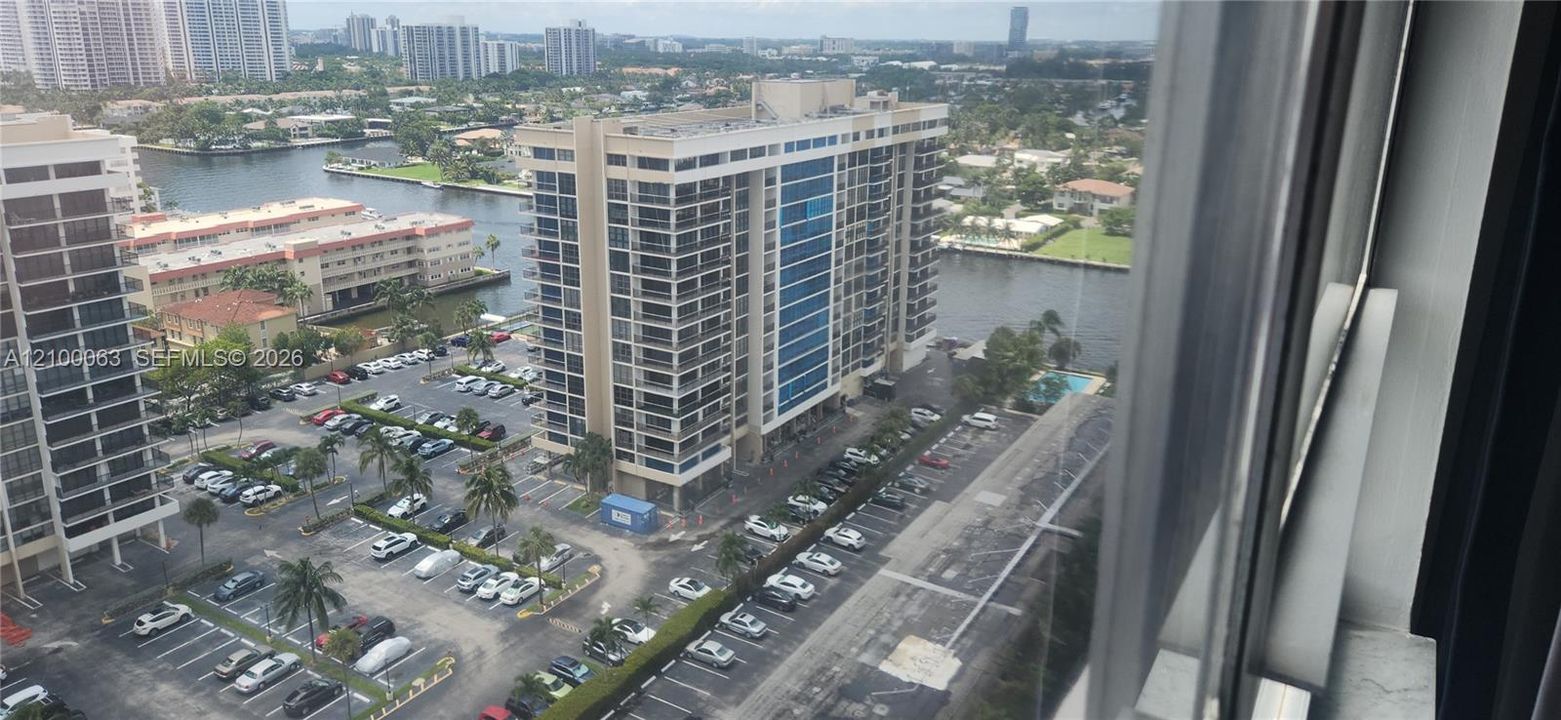 For Rent: $2,450 (1 beds, 1 baths, 870 Square Feet)