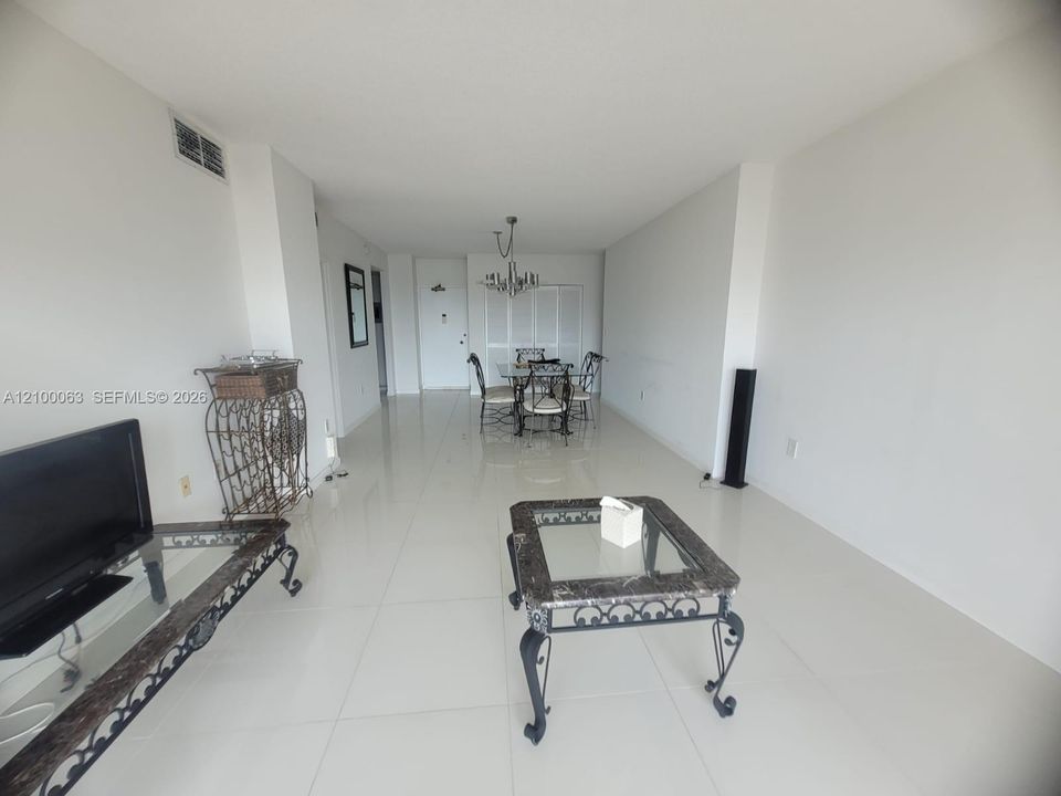 For Rent: $2,450 (1 beds, 1 baths, 870 Square Feet)