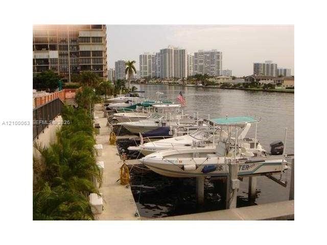 For Rent: $2,450 (1 beds, 1 baths, 870 Square Feet)