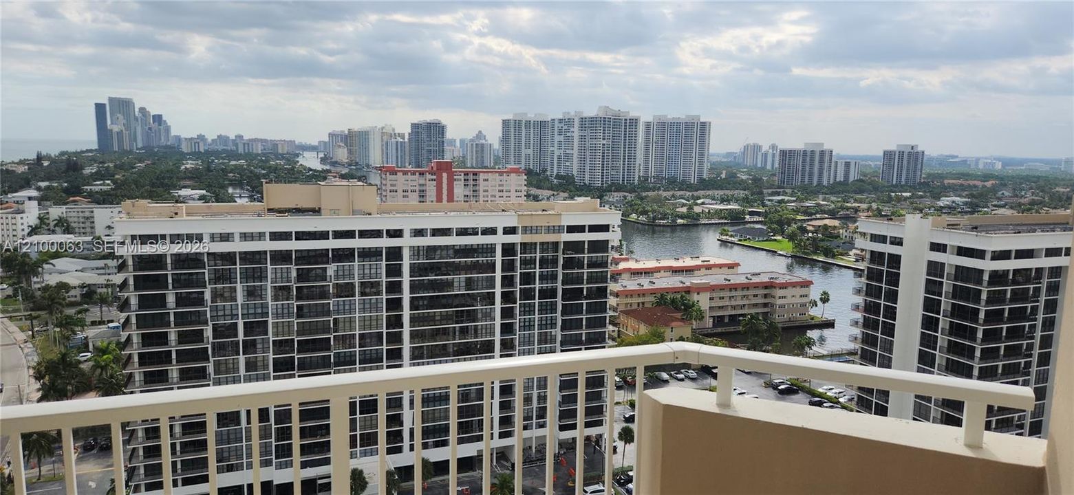 For Rent: $2,450 (1 beds, 1 baths, 870 Square Feet)