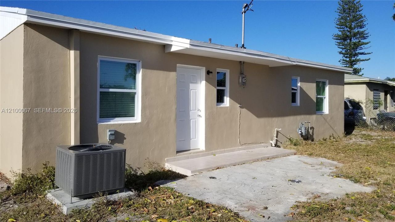 For Rent: $2,800 (3 beds, 1 baths, 936 Square Feet)