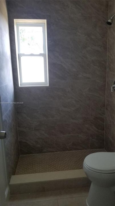 For Rent: $2,800 (3 beds, 1 baths, 936 Square Feet)