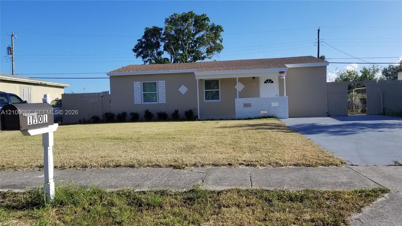 For Rent: $2,800 (3 beds, 1 baths, 936 Square Feet)