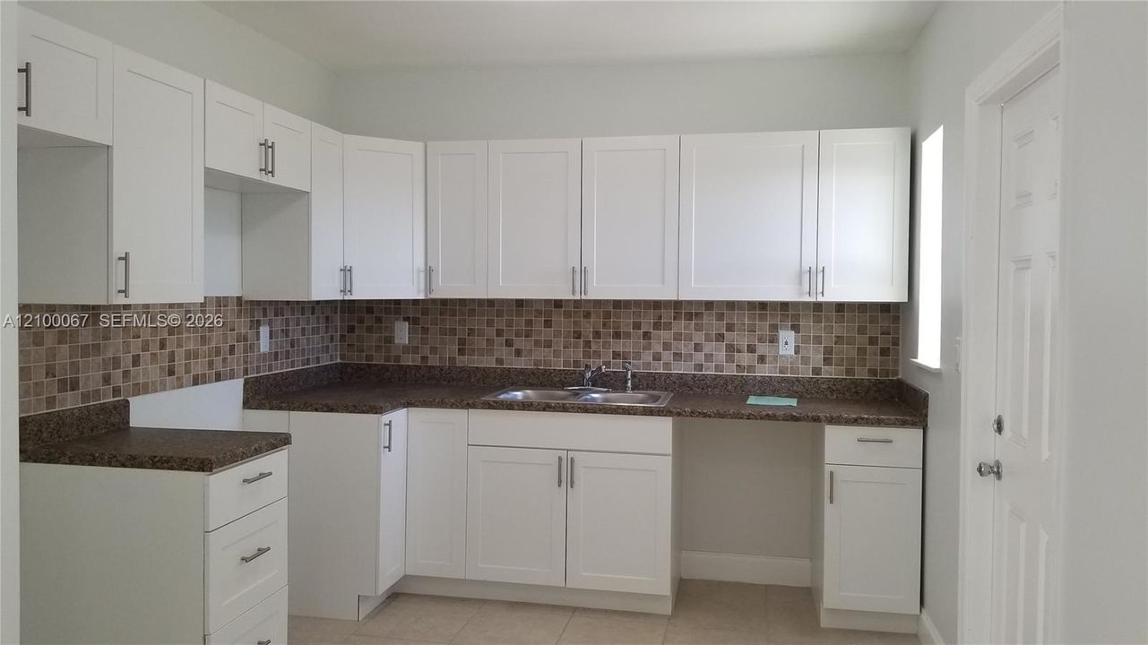 For Rent: $2,800 (3 beds, 1 baths, 936 Square Feet)