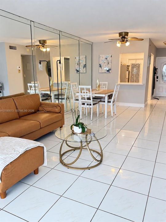 En Venta: $270,000 (2 camas, 2 baños, 1050 Pies cuadrados)