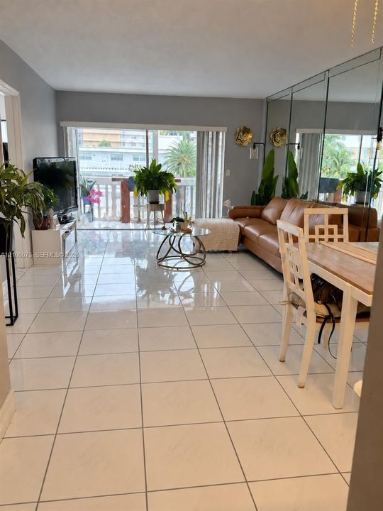 En Venta: $270,000 (2 camas, 2 baños, 1050 Pies cuadrados)