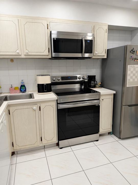 En Venta: $270,000 (2 camas, 2 baños, 1050 Pies cuadrados)