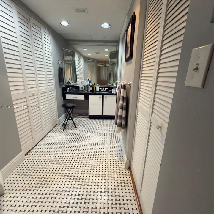 For Sale: $249,000 (2 beds, 2 baths, 1225 Square Feet)