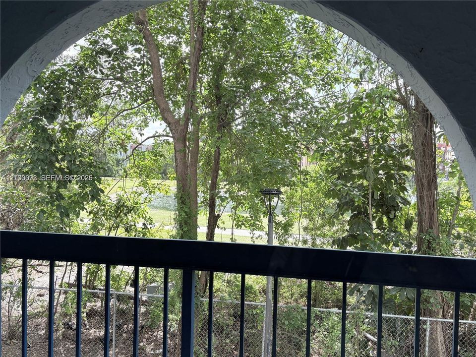 For Sale: $260,000 (2 beds, 2 baths, 990 Square Feet)