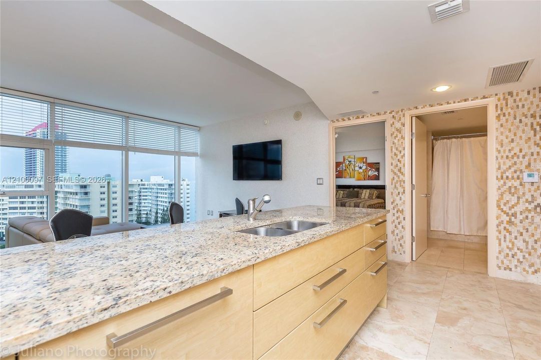 For Rent: $3,750 (1 beds, 1 baths, 871 Square Feet)