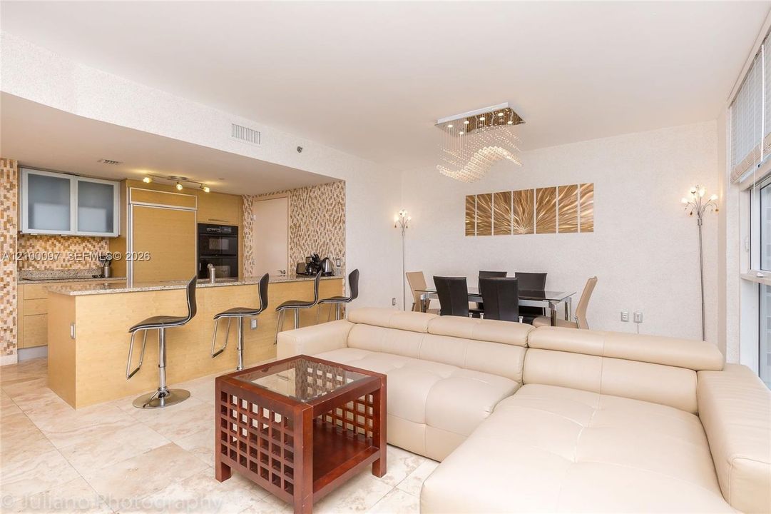 For Rent: $3,750 (1 beds, 1 baths, 871 Square Feet)