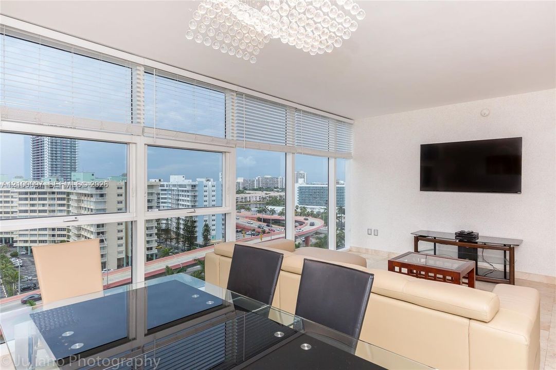 For Rent: $3,750 (1 beds, 1 baths, 871 Square Feet)