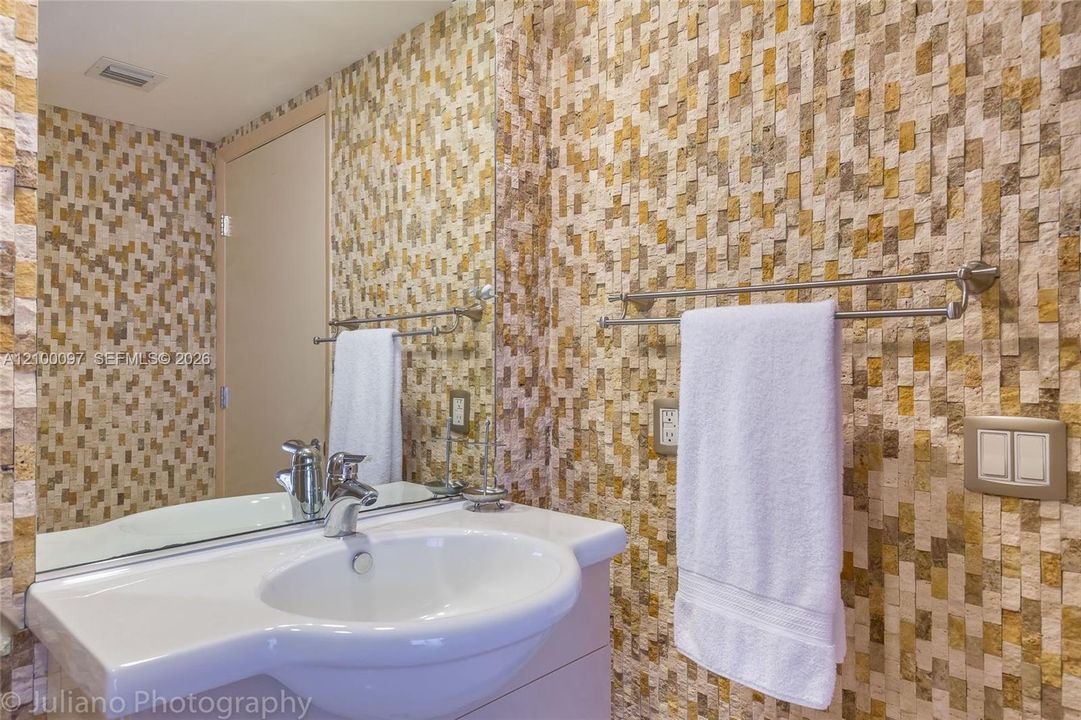 For Rent: $3,750 (1 beds, 1 baths, 871 Square Feet)