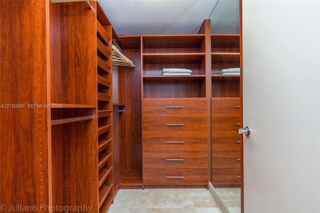 For Rent: $3,750 (1 beds, 1 baths, 871 Square Feet)