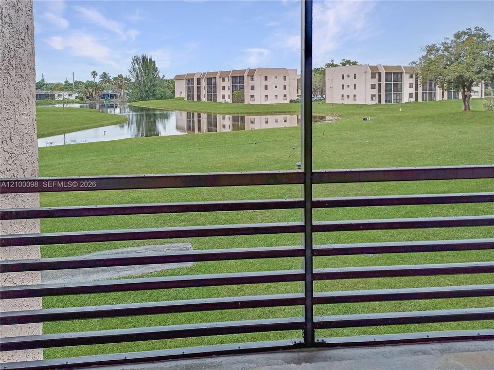 For Sale: $115,900 (2 beds, 2 baths, 810 Square Feet)