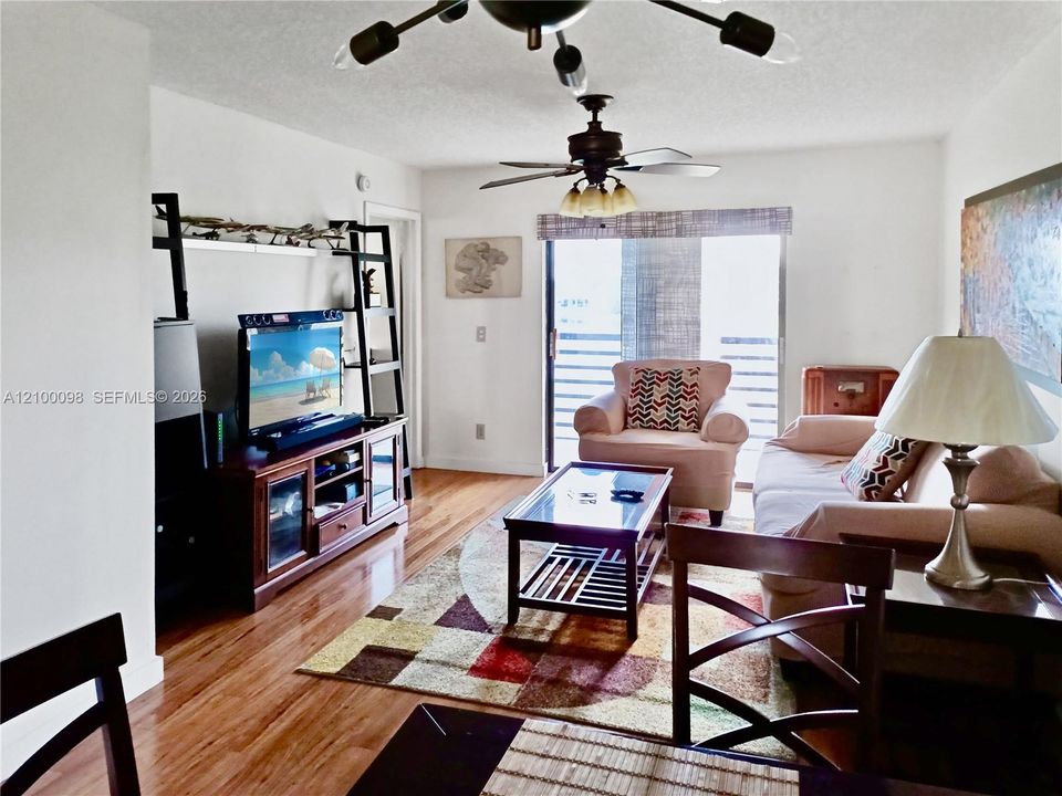 For Sale: $115,900 (2 beds, 2 baths, 810 Square Feet)