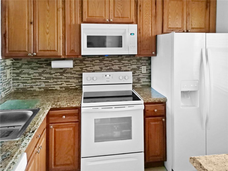 For Sale: $115,900 (2 beds, 2 baths, 810 Square Feet)