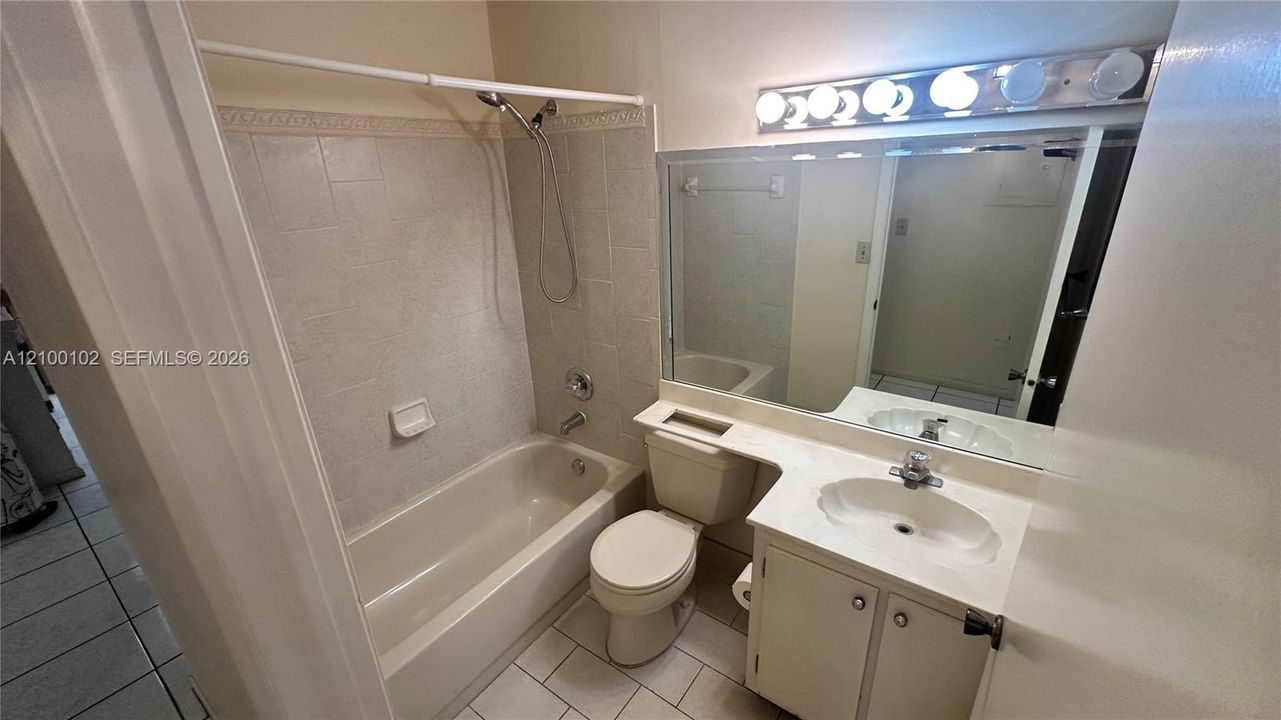 На продажу: $334,900 (2 спален, 2 ванн, 1006 Квадратных фут)