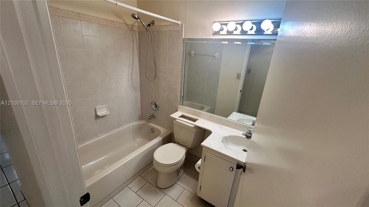 На продажу: $334,900 (2 спален, 2 ванн, 1006 Квадратных фут)