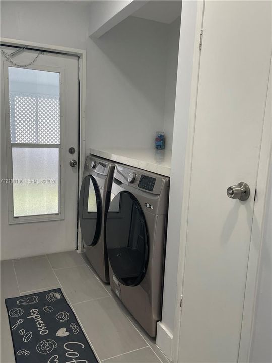 For Rent: $2,350 (2 beds, 2 baths, 1250 Square Feet)