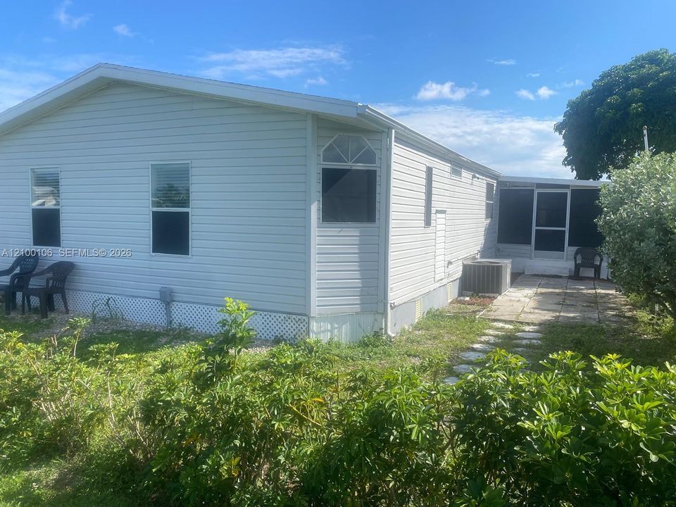 For Rent: $2,350 (2 beds, 2 baths, 1250 Square Feet)