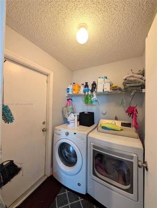 En Venta: $735,000 (5 camas, 3 baños, 2400 Pies cuadrados)